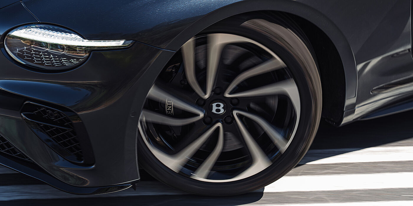 Bentley Düsseldorf Bentley Continental GT Coupé in Thunder Lackierung, Detailansicht der 22-Zoll-Räder mit zehn Speichen
